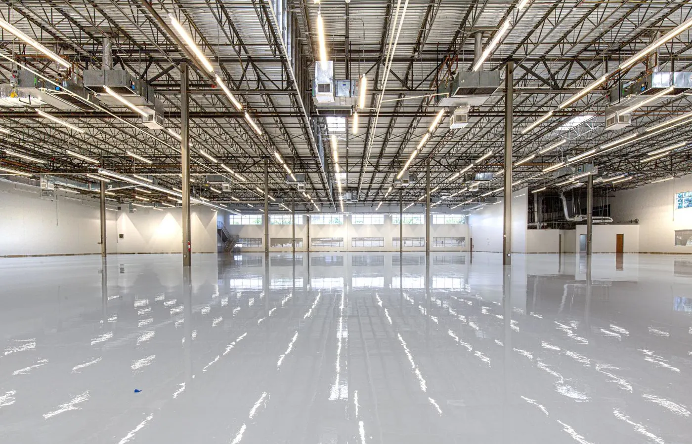 Piso industrial de hormigón de alto desempeño terminado